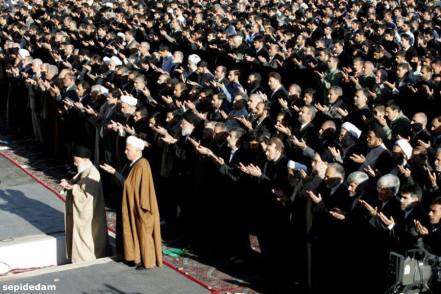 هاشمی رفسنجانی دوشادوش رهبر - نماز عید فطر سال ۸۴ 